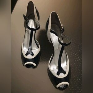Tahari Black& White patent Leather Darby Peeptoe T-strap heels Sz 9.5m
